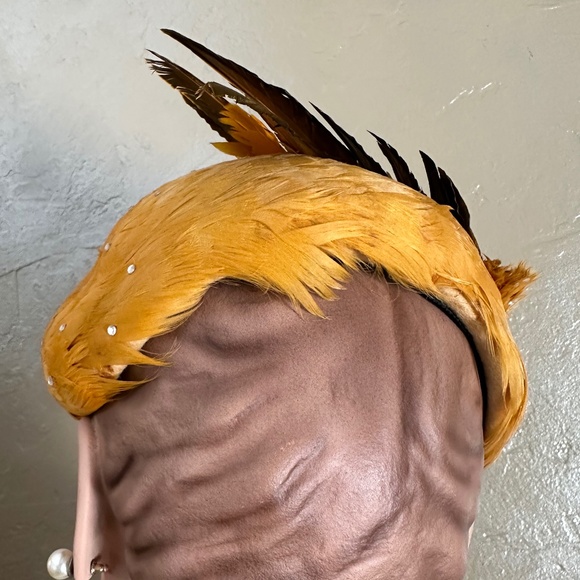 ENTHRALLING 1950s\' GOLD COLORED  FEATHER COCKTAIL HAT WITH FEATHER \